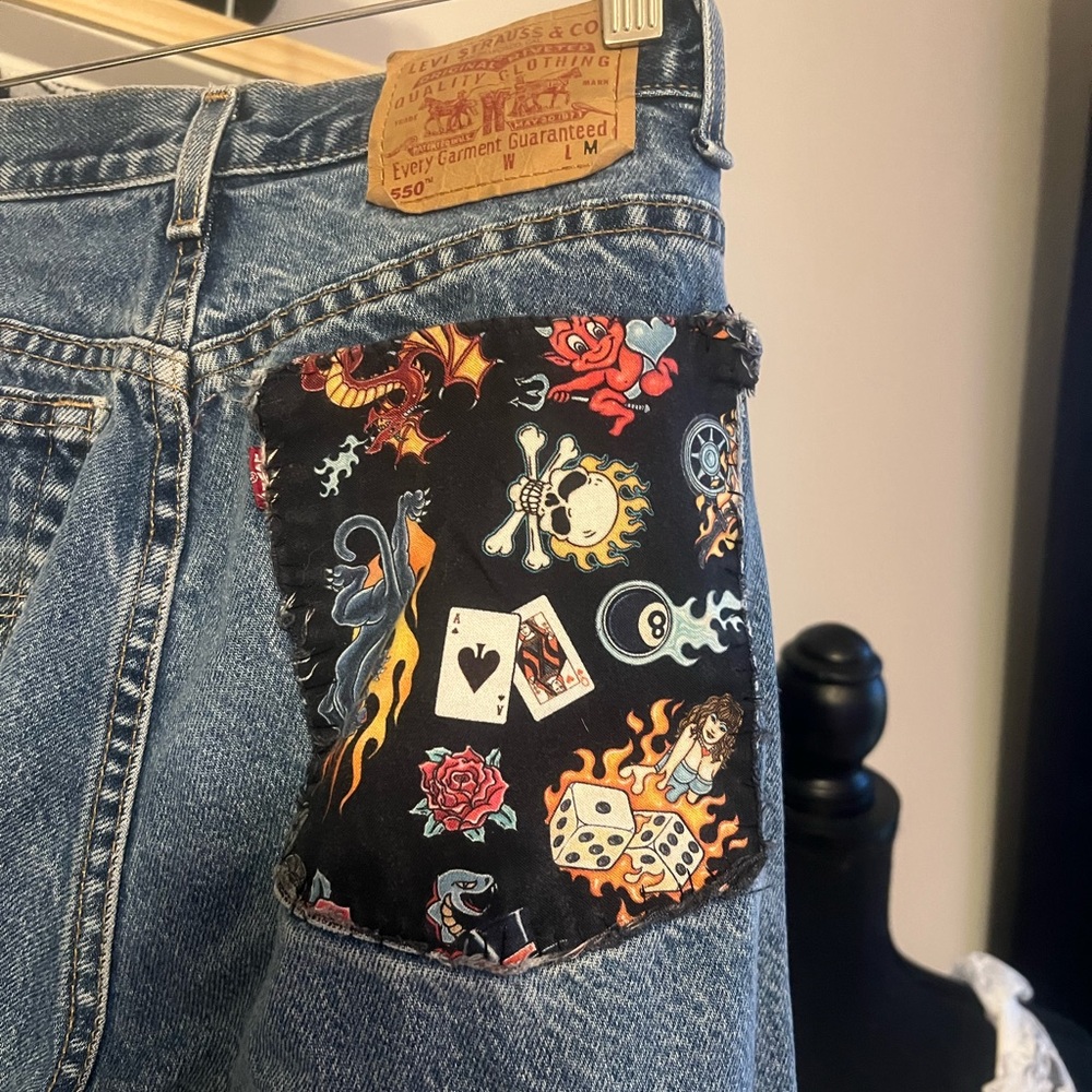 Vintage 550 Levi jeans with graphic pocket